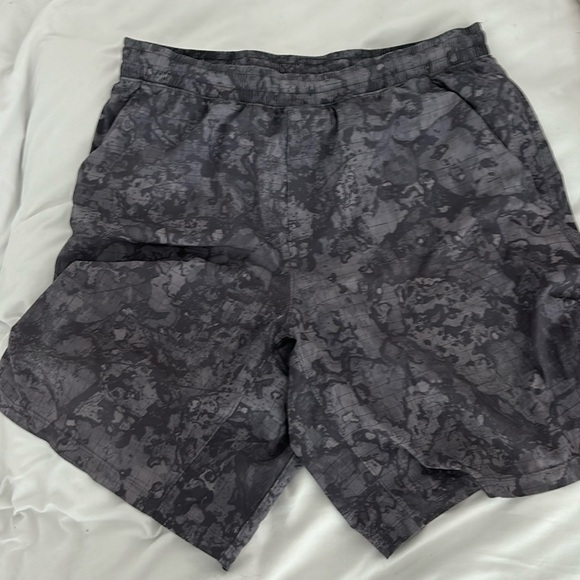 Men’s Large lululemon pacebreaker short